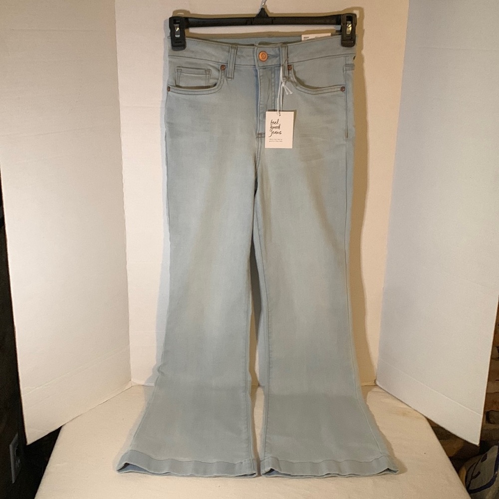 NWT: “Lauren Conrad” Womens Light Denim High Rise Flare Jeans- Size 4